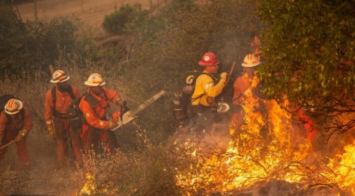 Un incendio forestal al norte de Los Ángeles ha consumido cerca de 2,000 hectáreas y habitantes de dos condados fueron evacuados.