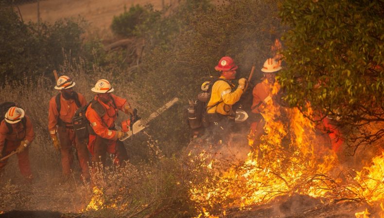 Un incendio forestal al norte de Los Ángeles ha consumido cerca de 2,000 hectáreas y habitantes de dos condados fueron evacuados.