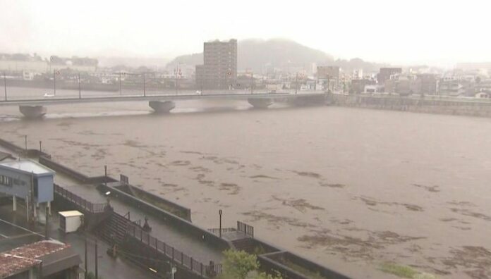 Emiten alerta de máximo nivel por fuertes lluvias en Japón Japón emitió este viernes una alerta de máximo nivel para la región sur de Kagoshima y advirtió que “hay vidas en peligro”.