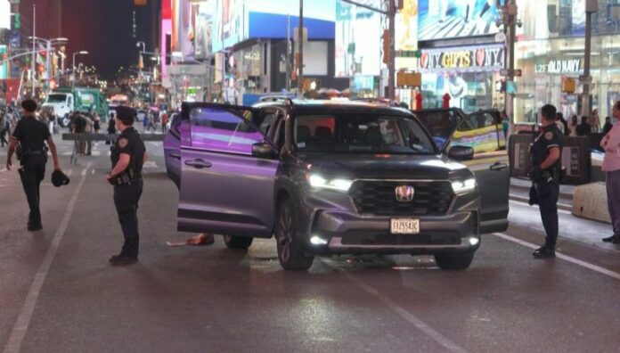 Un adolescente abre fuego y hiere a tres personas en Nueva York Un joven de 17 años abrió fuego en Times Square, Nueva York, dejando tres personas heridas, informó la policía local.