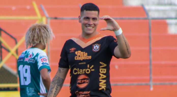 El delantero argentino, Blas Sosa, habló en exclusiva con La Polémica sobre el actual técnico de Club Deportivo Águila.