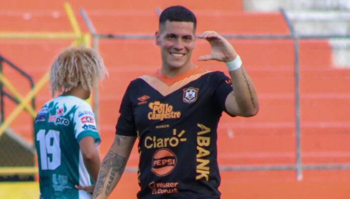 Blas Sosa exjugador de Águila El delantero argentino, Blas Sosa, habló en exclusiva con La Polémica sobre el actual técnico de Club Deportivo Águila.