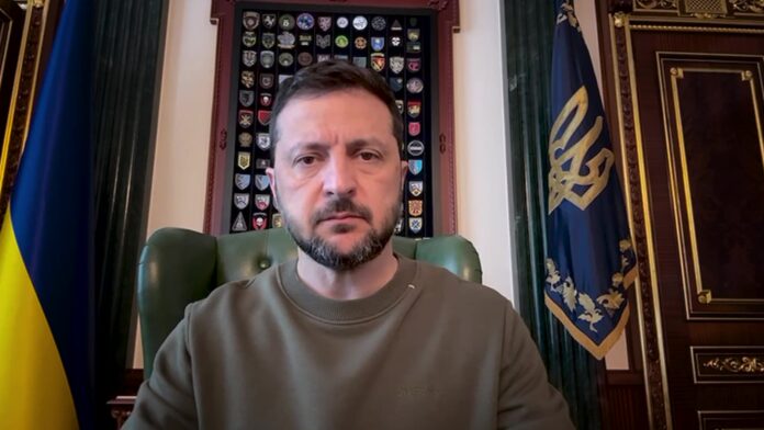 Presidente de Ucrania advierte que no cederá territorio a Rusia El presidente de Ucrania, Volodimir Zelenski, afirmó este sábado que su país no entregará ninguna parte de su territorio a Rusia.