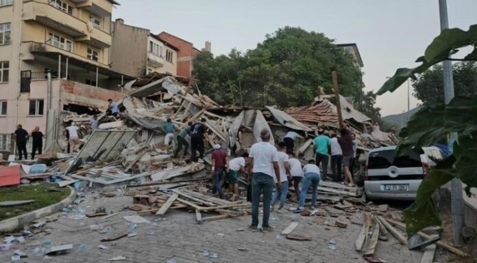 Un sismo de magnitud 6.1 golpeó la región oeste de Turquía este domingo, provocando daños y dejando a varias personas atrapadas.