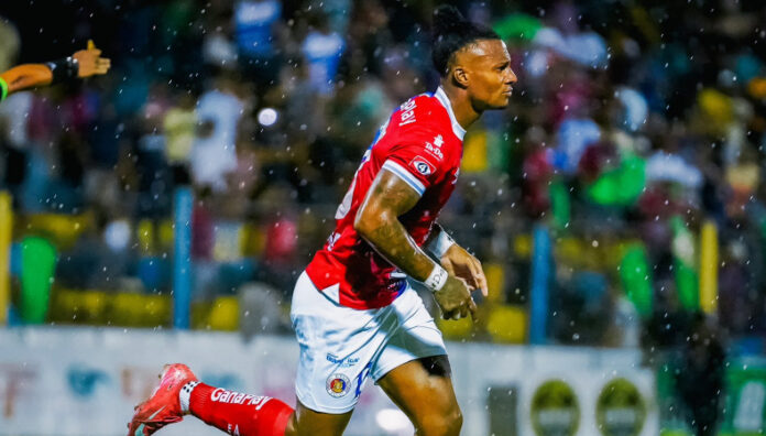 FAS líder del Apertura 2025 Club Deportivo FAS se mantiene como líder del torneo. Mientras que, Alianza sufrió su primera derrota ante Metapán en el Apertura 2025.