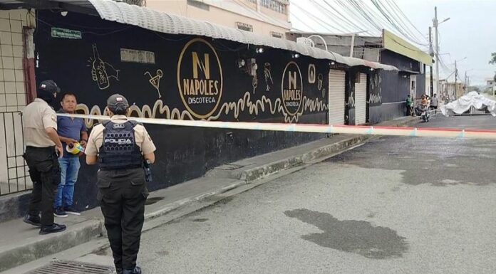 La policía de Ecuador reportó que ocho personas murieron luego de un ataque contra una multitud en los exteriores de una discoteca.