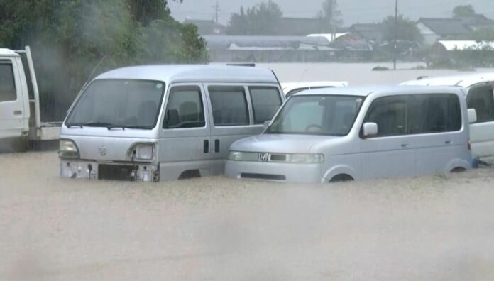 Evacuaciones en Japón tras lluvias que dejaron varios desaparecidos Japón pidió evacuar a millones de personas tras fuertes lluvias que causaron inundaciones y deslizamientos, dejando varios desaparecidos.