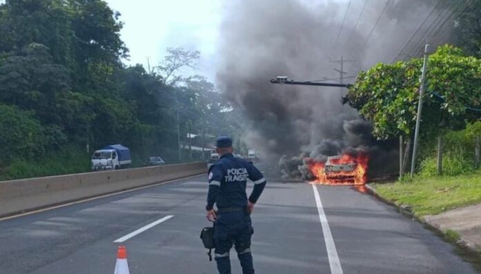 Vehículo se incendia en Santa Ana