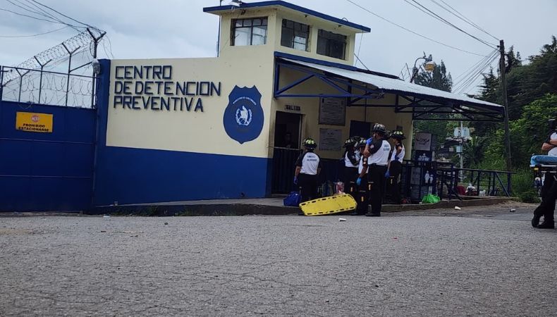 Pandilleros se amotinan en dos cárceles de Guatemala