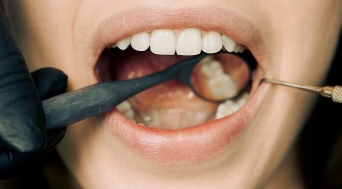 Cuidar la salud bucal no solo protege contra enfermedades de la cavidad oral, sino que también ayuda a prevenir problemas en otros órganos del cuerpo.