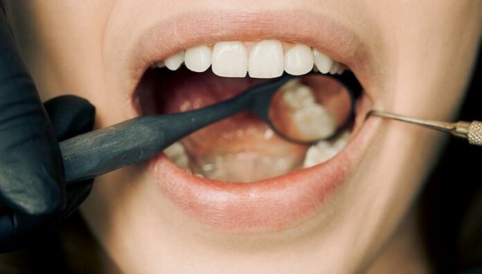 ¿Por qué la salud bucal importa más de lo que crees Cuidar la salud bucal no solo protege contra enfermedades de la cavidad oral, sino que también ayuda a prevenir problemas en otros órganos del cuerpo.