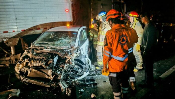 Múltiple accidente de tránsito se registra en Sonosonate Un múltiple accidente de tránsito se registró esta noche en la carretera que de Sonsonate conduce a San Salvador.