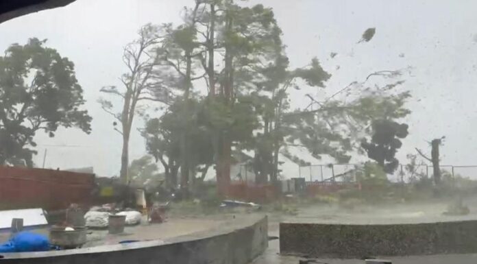 El tifón Podul tocó tierra en el sureste de Taiwán, con fuertes vientos y lluvias torrenciales que han obligado a la evacuación de miles de personas.