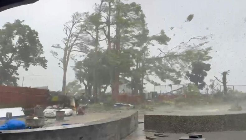 El tifón Podul tocó tierra en Taiwán