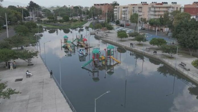 Fuertes lluvias generan caos en aeropuerto de Ciudad de México En la Ciudad de México viven alrededor de 9.2 millones de personas y su aeropuerto es uno de los más transitados de América Latina.