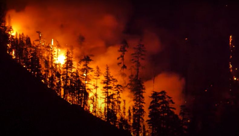Incendio voraz arrasa una montaña en el oeste de Canadá