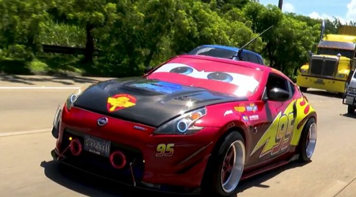 El realismo del auto llega hasta los icónicos ojos del personaje colocados en el parabrisas. Según Ramos, no representan ningún problema de visibilidad, pues están hechos con material microperforado. “Si no lleva los ojos, no es el Rayo McQueen”, afirmó. Además, el creador manifestó que todos pueden acercarse al vehículo si lo ven. “Pueden tocarlo, tomarse fotos dentro y hasta acelerarlo. No tengo problema”.