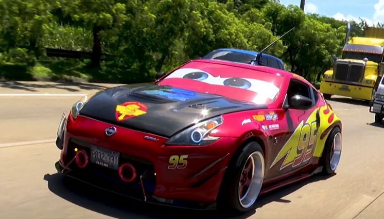 El Rayo McQueen cobra vida en las calles salvadoreñas El realismo del auto llega hasta los icónicos ojos del personaje colocados en el parabrisas. Según Ramos, no representan ningún problema de visibilidad, pues están hechos con material microperforado. “Si no lleva los ojos, no es el Rayo McQueen”, afirmó. Además, el creador manifestó que todos pueden acercarse al vehículo si lo ven. “Pueden tocarlo, tomarse fotos dentro y hasta acelerarlo. No tengo problema”.
