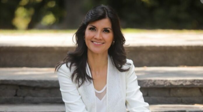 La presentadora de TL2 compartió un momento detrás de cámaras que mostró su destreza y buen sentido del humor que forman parte de su rutina antes de salir al aire.