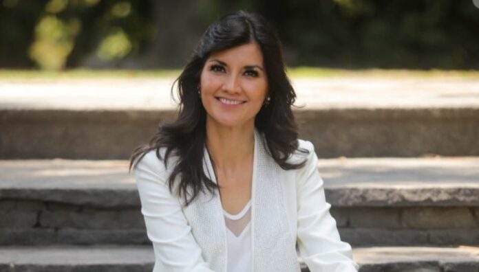 Lourdes Lara, ¡la corredora más chic del periodismo La presentadora de TL2 compartió un momento detrás de cámaras que mostró su destreza y buen sentido del humor que forman parte de su rutina antes de salir al aire.