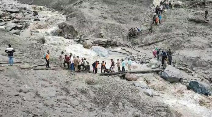 Al menos 56 personas murieron en un pueblo de Cachemira a causa de las inundaciones y deslizamientos de tierra.