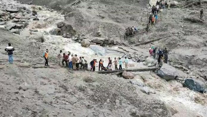 Al menos 56 muertos en Cachemira, India por inundaciones Al menos 56 personas murieron en un pueblo de Cachemira a causa de las inundaciones y deslizamientos de tierra.