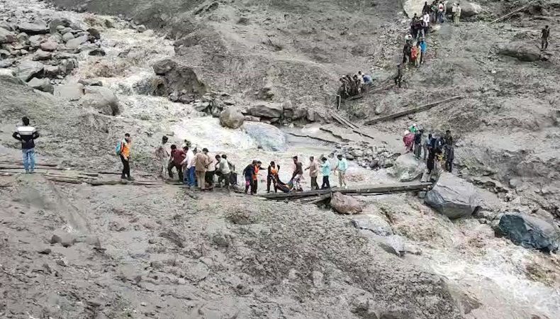 Al menos 56 personas murieron en un pueblo de Cachemira a causa de las inundaciones y deslizamientos de tierra.