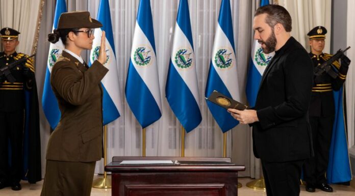 El presidente Bukele juramentó a la Capitán y Doctora, Karla Trigueros, como nueva ministra de Educación.
