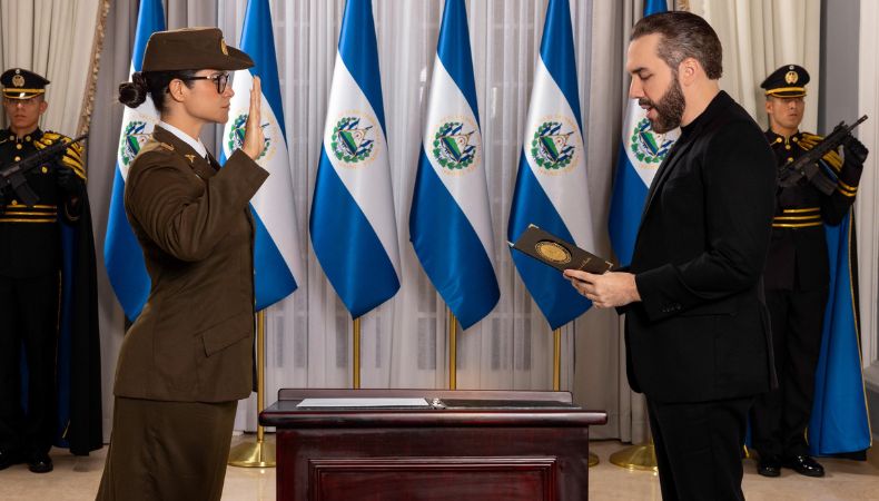 El presidente Bukele juramentó a la Capitán y Doctora, Karla Trigueros, como nueva ministra de Educación.