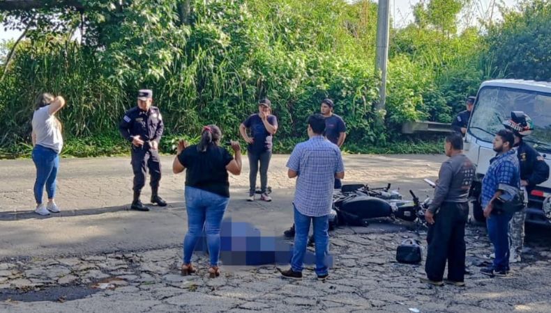 Un motociclista falleció en un accidente registrado esta mañana en la carretera al distrito de Comasagua, en La Libertad Sur.