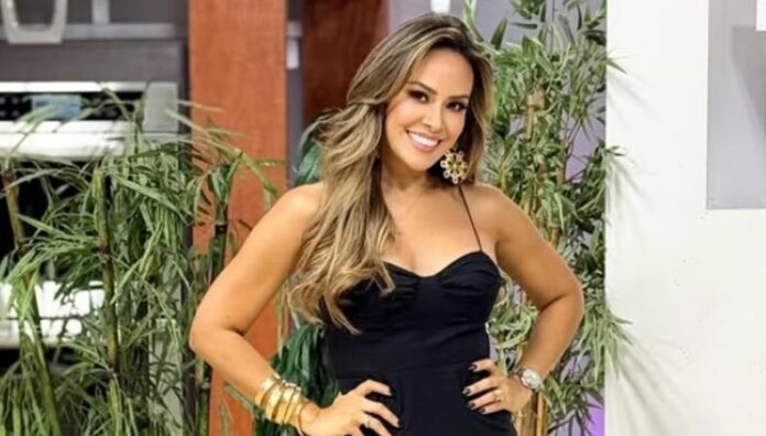 ¡Así se ve Luciana Sandoval con cabello morado! La conductora sorprendió con una peluca morada que generó comparaciones inesperadas durante la divertida dinámica dirigida por Henry Urbina en el set de Liberadas.