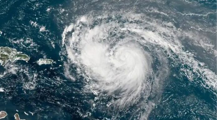 El Huracán Erin avanza en el Atlántico con fuertes lluvias y riesgo de marejadas en el Caribe y Estados Unidos.