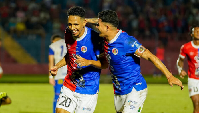 FAS sigue líder del Apertura 2025 Club Deportivo FAS se mantiene como líder del torneo. Mientras que, Alianza y Águila volvieron a la victoria en el Apertura 2025.