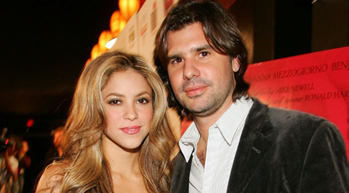 La cantante colombiana fue vista cenando con su expareja y exmánager, Antonio de la Rúa, acompañada de sus hijos, lo que desató especulaciones sobre un posible romance.