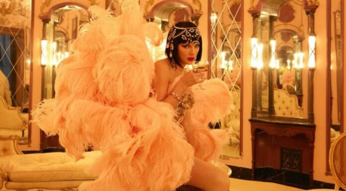 La cantante presentó la portada y el concepto de su nuevo álbum, donde apuesta por una estética sensual, con referencias literarias y artísticas que sorprende a sus seguidores. El disco saldrá el próximo 3 de octubre.