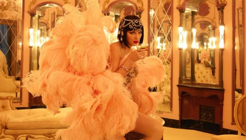 La cantante presentó la portada y el concepto de su nuevo álbum, donde apuesta por una estética sensual, con referencias literarias y artísticas que sorprende a sus seguidores. El disco saldrá el próximo 3 de octubre.