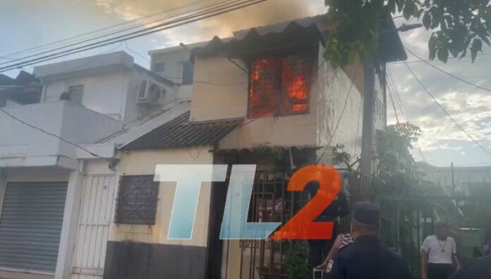 Incendio estructural deja un lesionado en avenida Las Amapolas, San Salvador Centro Un incendio se registró esta mañana, en un apartamento ubicado en la avenida Las Amapolas, en San Salvador Centro.