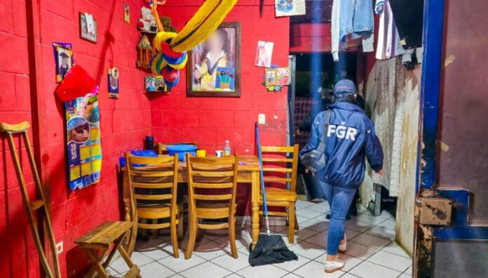 Giran 75 órdenes de capturas contra vinculados a pandillas La Fiscalía General de la República (FGR) emitió 75 órdenes de captura contra personas vinculadas a pandillas.