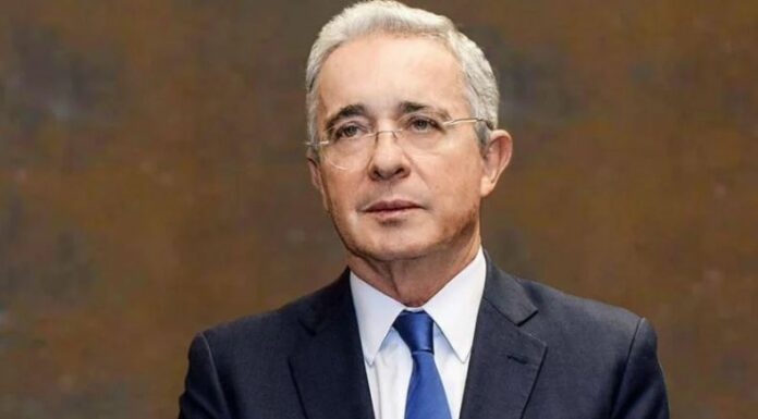 El Tribunal Superior de Bogotá anuló la orden que mantenía al expresidente Álvaro Uribe en arresto domiciliario mientras apelaba su condena.