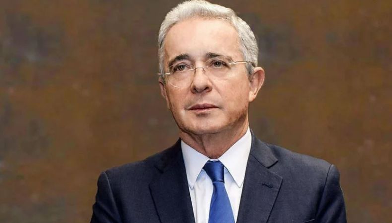 El Tribunal Superior de Bogotá anuló la orden que mantenía al expresidente Álvaro Uribe en arresto domiciliario mientras apelaba su condena.