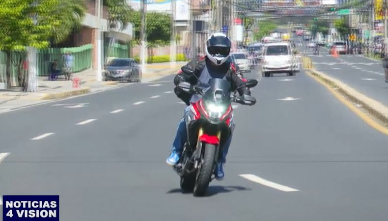 La seguridad en motocicleta no solo depende del casco o la velocidad moderada, sino también de la preparación de frenado.