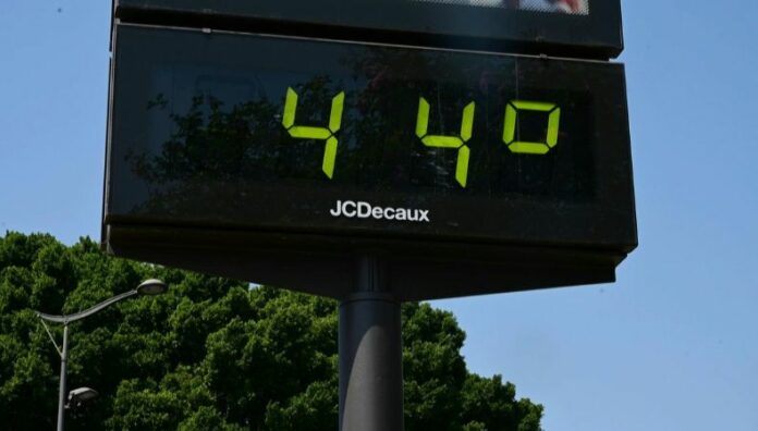 España reporta más de mil muertes por ola de calor España vivió alrededor de 16 días en los que las temperaturas superaron los 40 °C en muchos lugares del país.