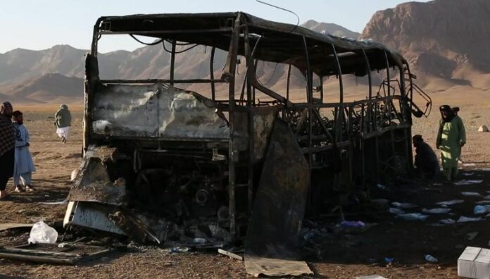 Casi 80 muertos en un accidente de autobús en Afganistán Cerca de 80 personas murieron en un accidente ocurrido anoche en Afganistán.