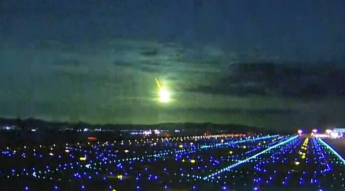 Una “bola de fuego” iluminó los cielos del oeste de Japón, sorprendiendo a los habitantes y maravillando a los aficionados a la astronomía.