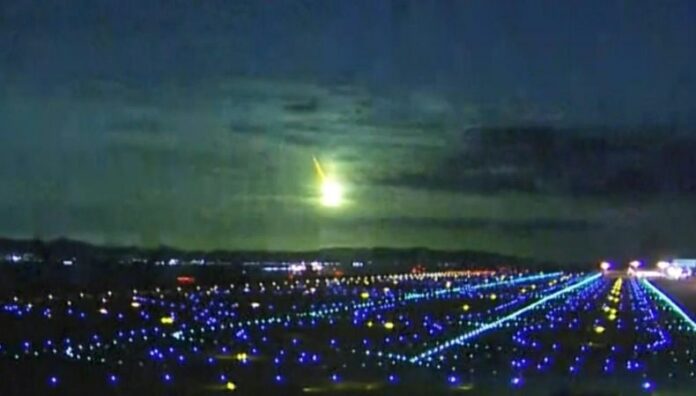 Una “bola de fuego” iluminó los cielos del oeste de Japón, sorprendiendo a los habitantes y maravillando a los aficionados a la astronomía.
