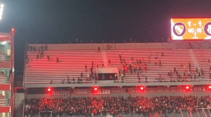 El partido fue suspendido por la CONMEBOL por una batalla campal entre argentinos y chilenos, hay tres aficionados heridos de gravedad.