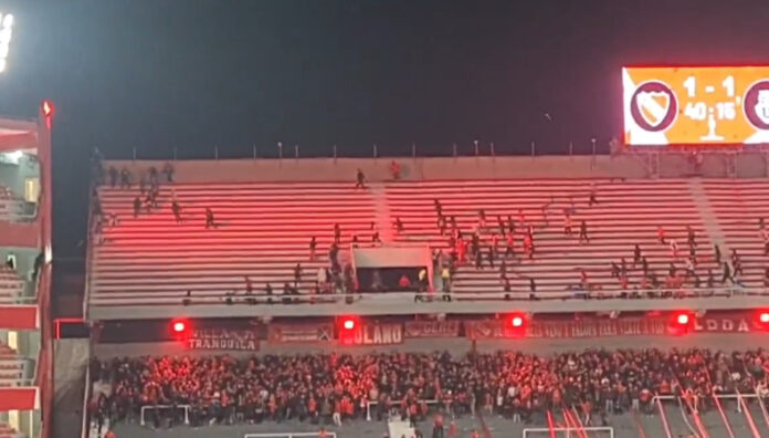 Suspendido por graves incidentes partido entre Independiente y U de Chile El partido fue suspendido por la CONMEBOL por una batalla campal entre argentinos y chilenos, hay tres aficionados heridos de gravedad.