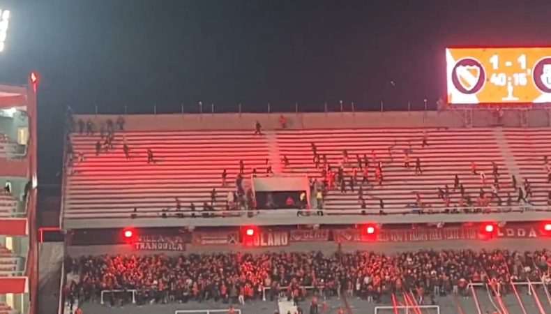 El partido fue suspendido por la CONMEBOL por una batalla campal entre argentinos y chilenos, hay tres aficionados heridos de gravedad.