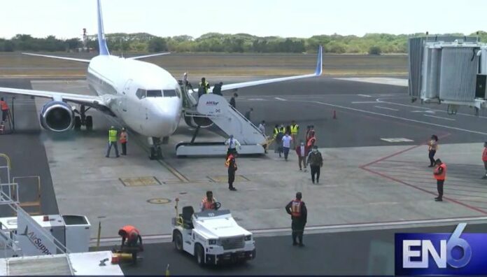 Embajada de Estados Unidos emite alerta por estafas con documentos falsos para viajar Falsos abogados y coyotes están detrás de nuevas estafas con documentos migratorios. La Embajada de Estados Unidos lanzó una alerta de advertencia para prevenir a la población.