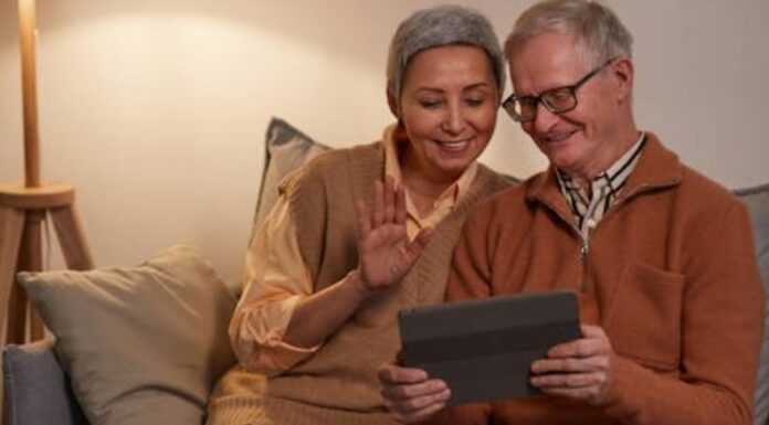 Para muchos adultos mayores, usar un teléfono inteligente puede ser un verdadero reto. Sin embargo, talleres de tecnología están ayudando a que aprendan habilidades digitales esenciales y así reducir la brecha digital.